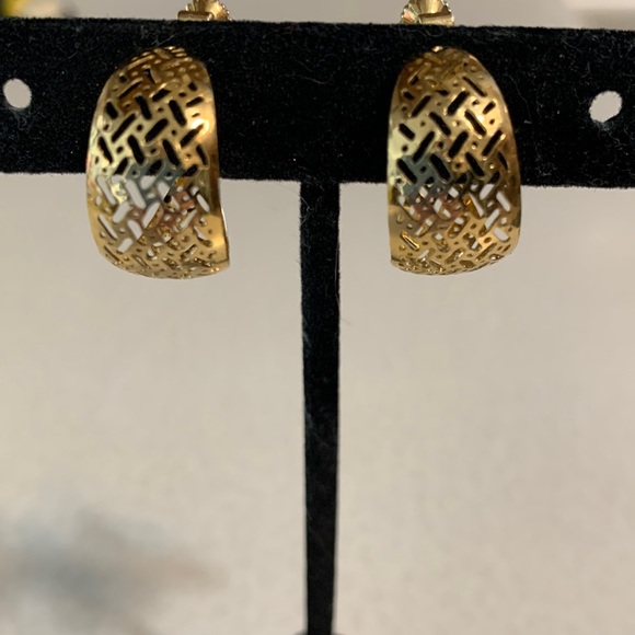 Vintage Napier gold tone lacy screw clip earrings (288) - Picture 1 of 5